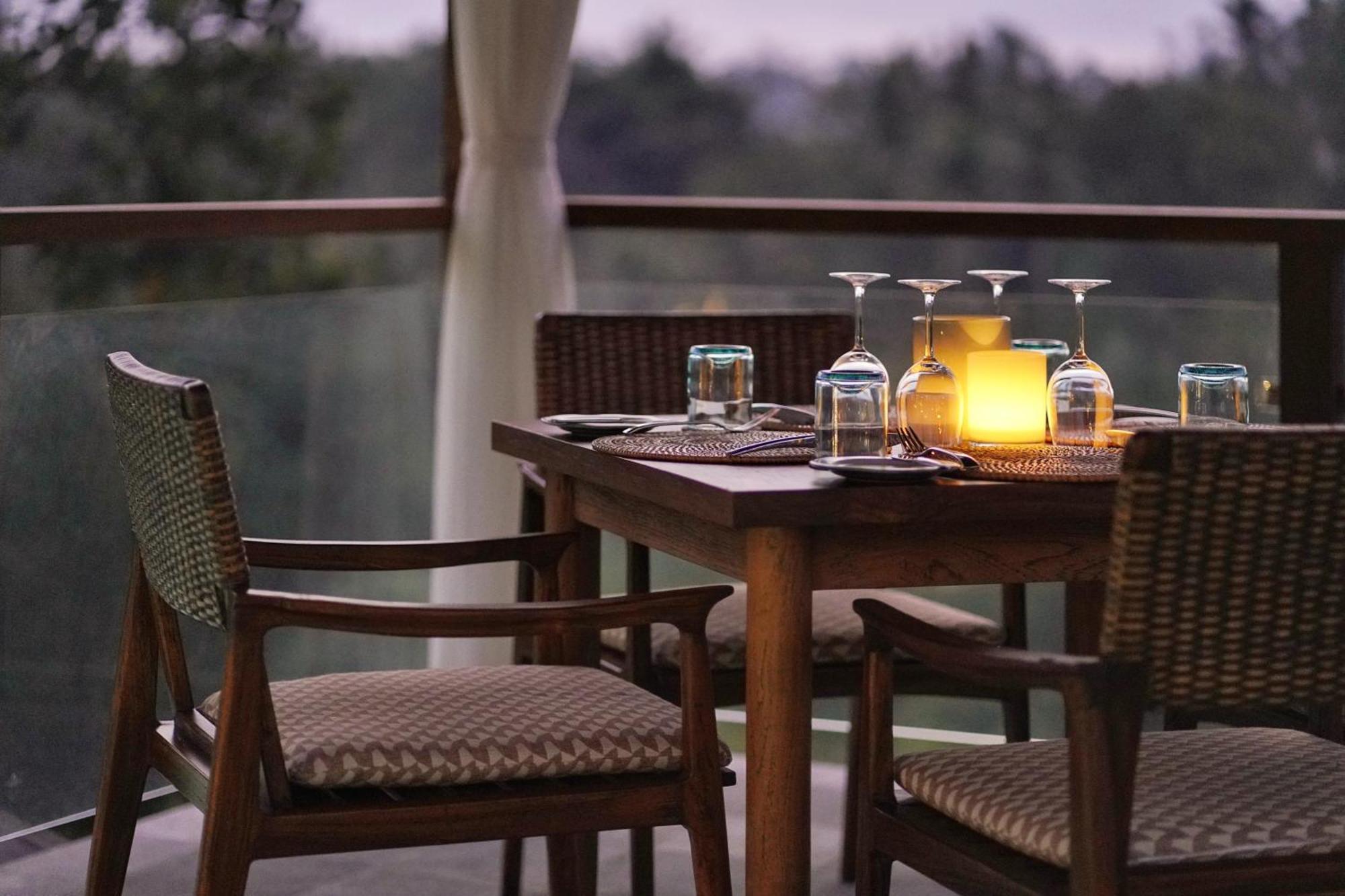 เตจาปรานา บิสมา - ผ่านการรับรอง Chse Hotel อูบุด ภายนอก รูปภาพ A table set for dinner