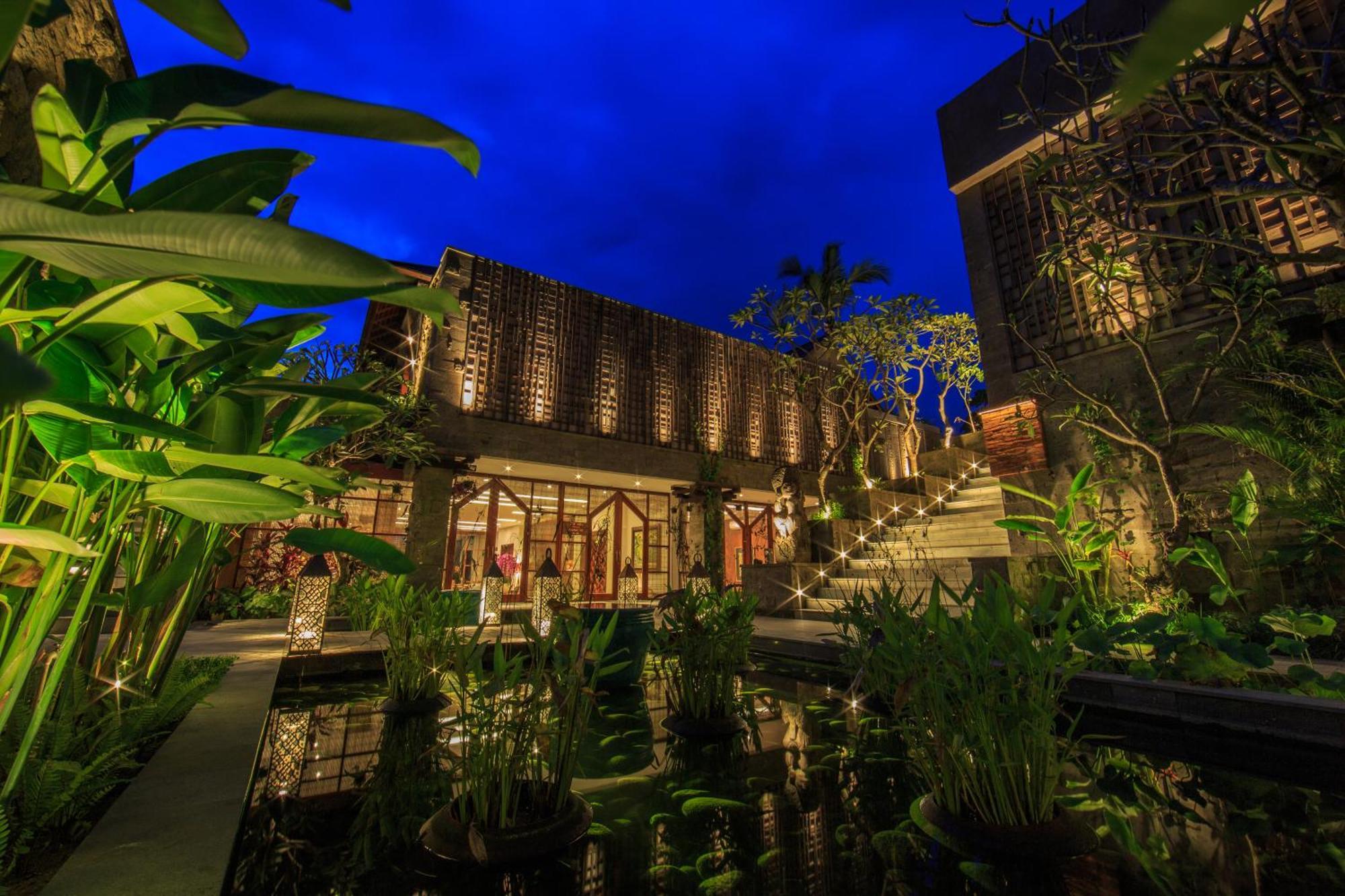 เตจาปรานา บิสมา - ผ่านการรับรอง Chse Hotel อูบุด ภายนอก รูปภาพ The hotel at night