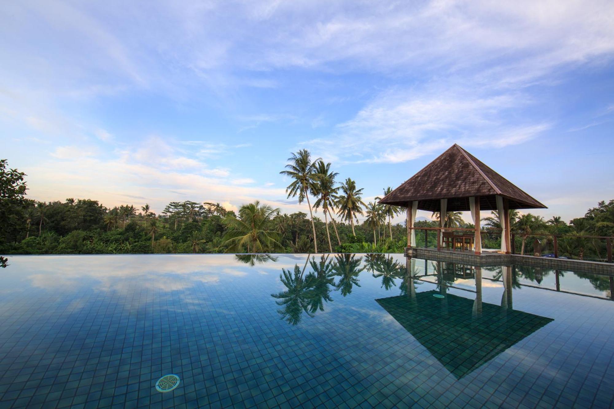 เตจาปรานา บิสมา - ผ่านการรับรอง Chse Hotel อูบุด ภายนอก รูปภาพ An infinity pool in Bali, Indonesia