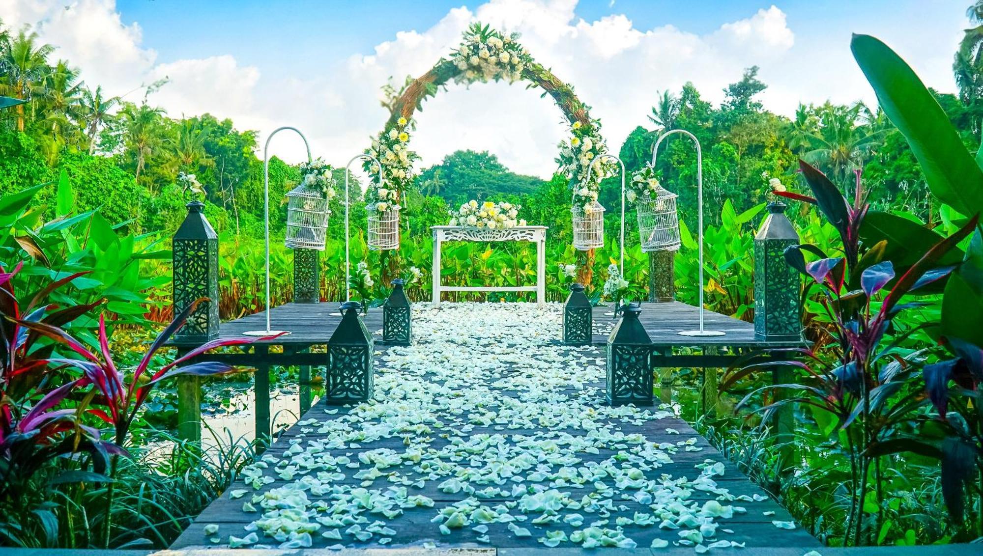 เตจาปรานา บิสมา - ผ่านการรับรอง Chse Hotel อูบุด ภายนอก รูปภาพ The Chapel of the Flowers